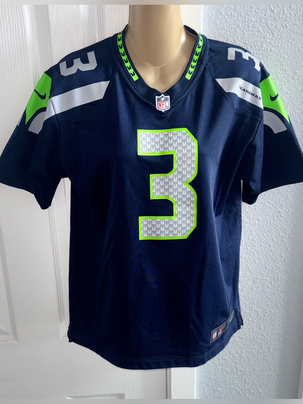 NFL Russell Wilson Navy and Neon Green #3 Jersey
YOUTH LG (14/16)